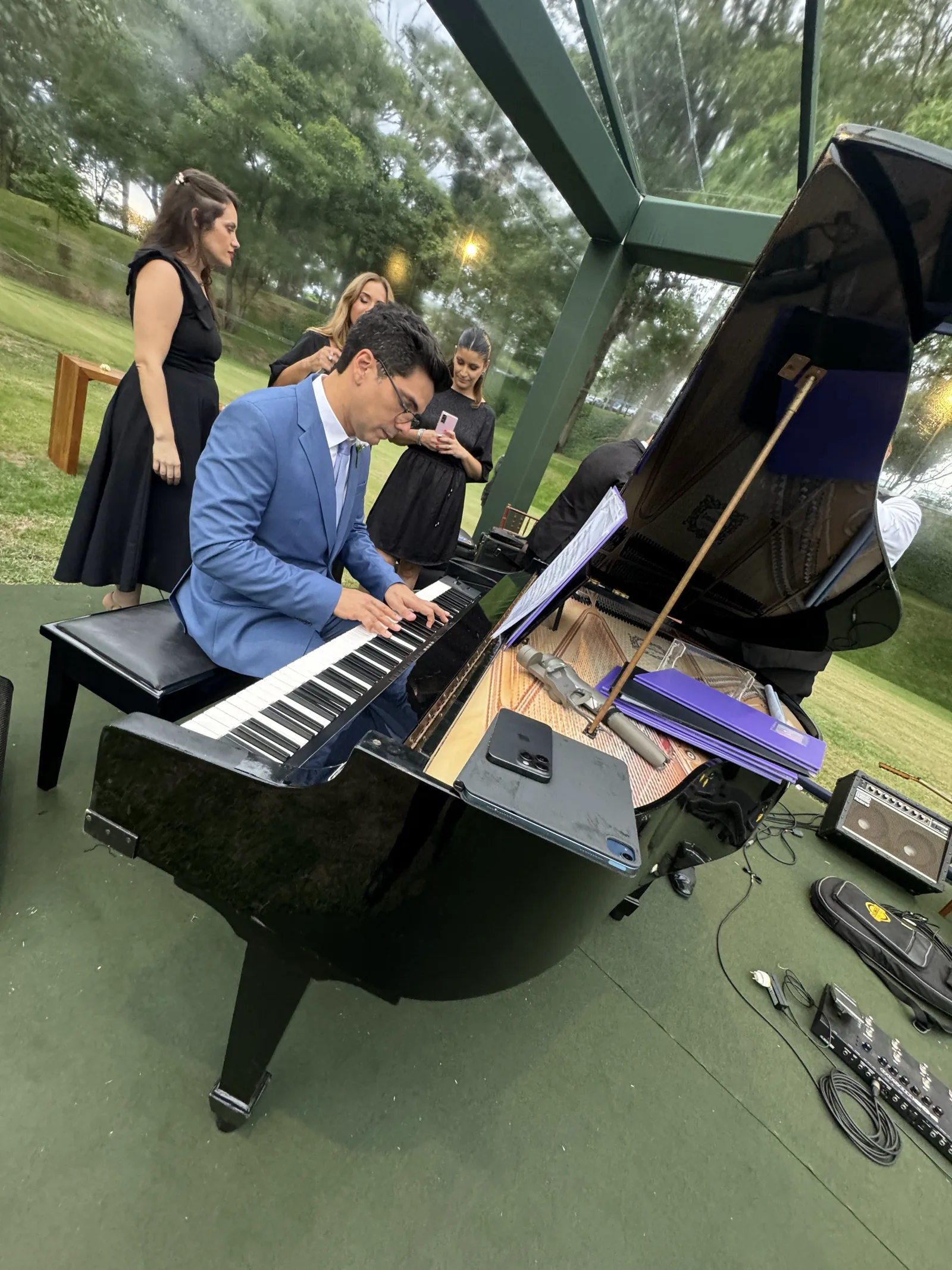 Pianista da Orquestra Sublime durante uma cerimônia