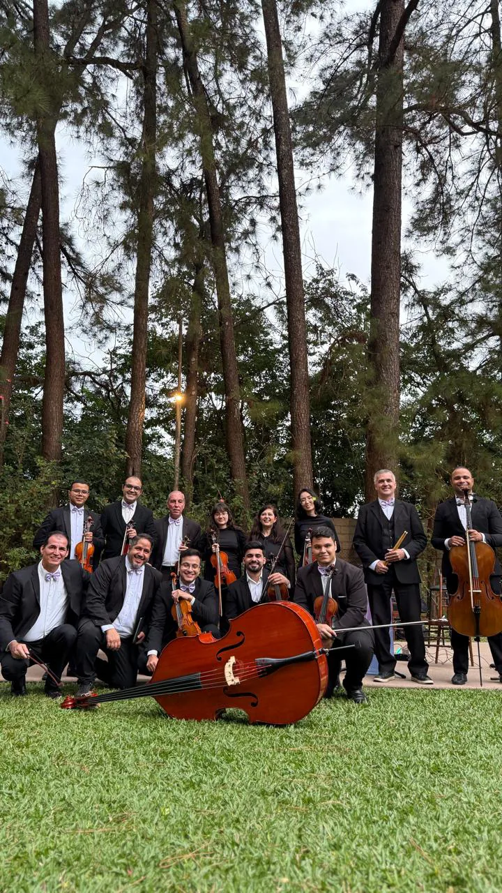 Músicos da Orquestra Sublime reunidos ao ar livre