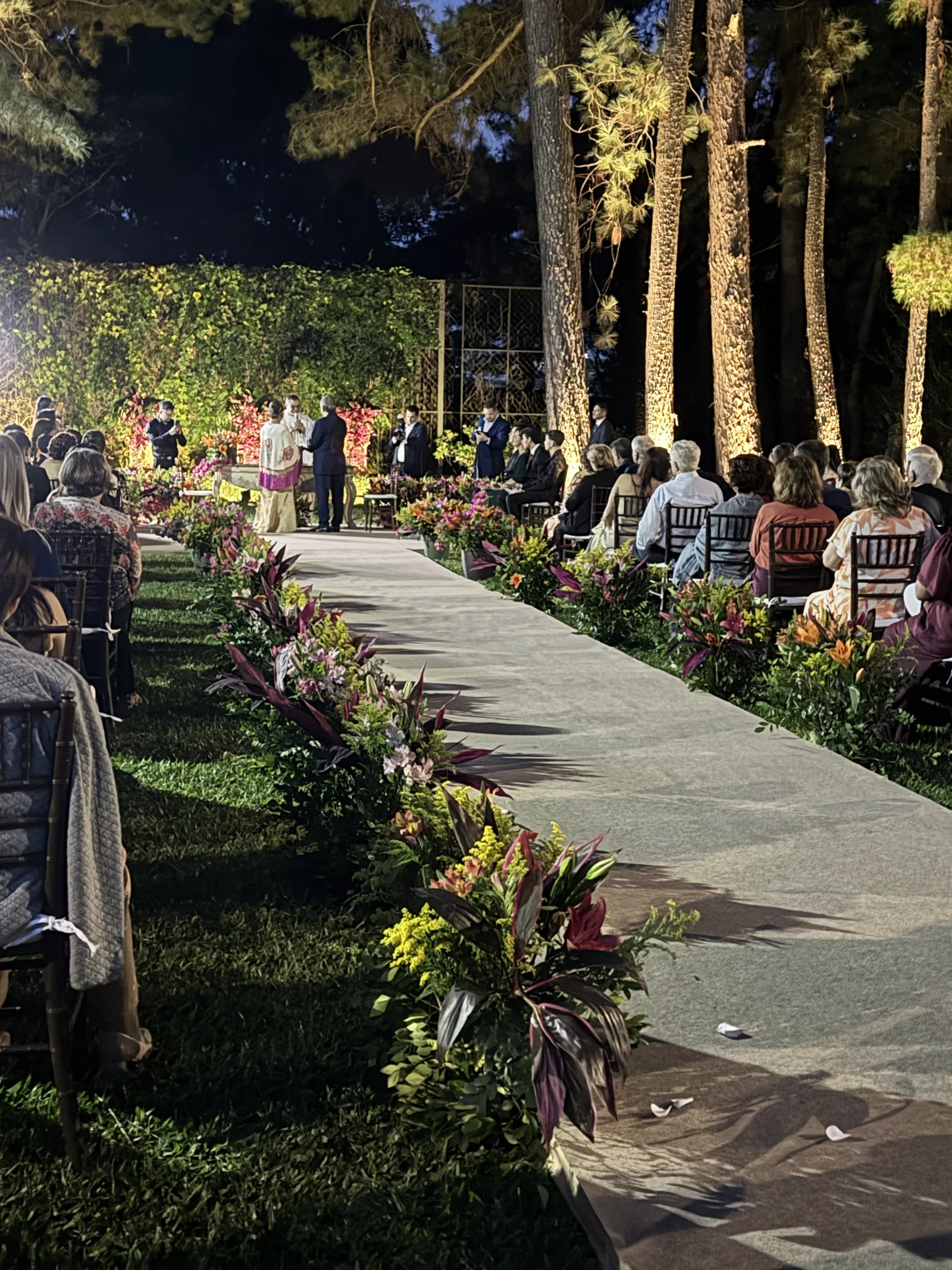 Cerimônia de casamento noturna ao ar livre