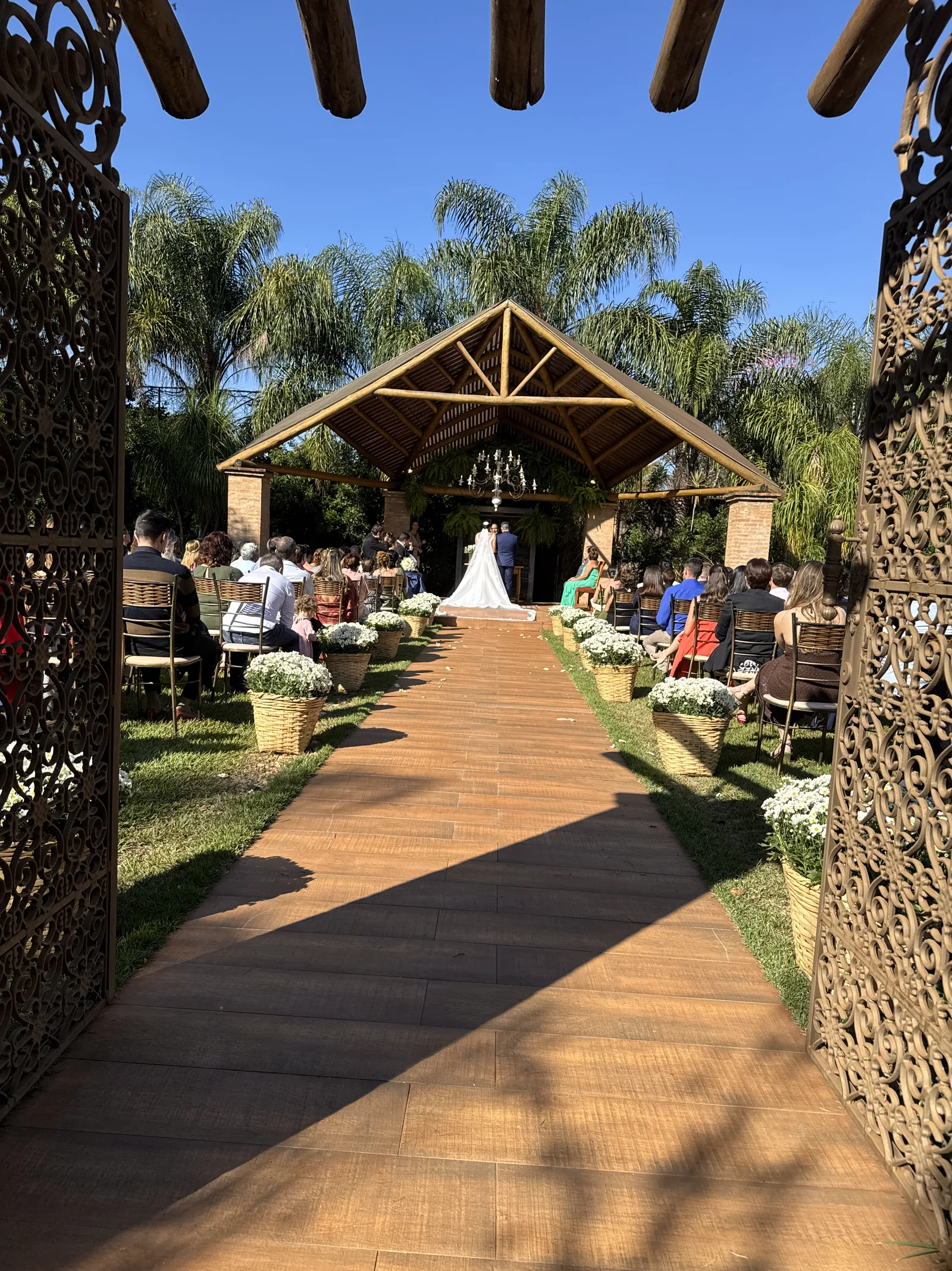 Cerimônia de casamento ao ar livre durante o dia
