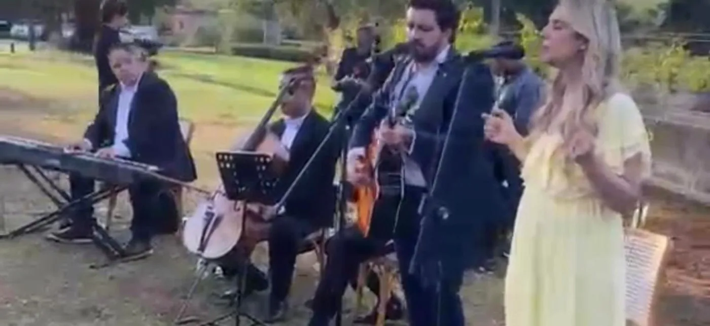 Músicos em cerimônia de casamento ao ar livre