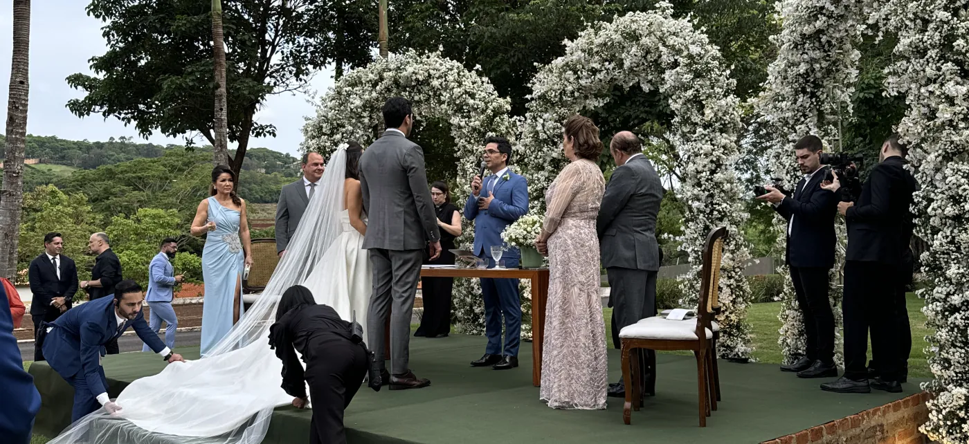Noivos durante cerimônia de casamento ao ar livre