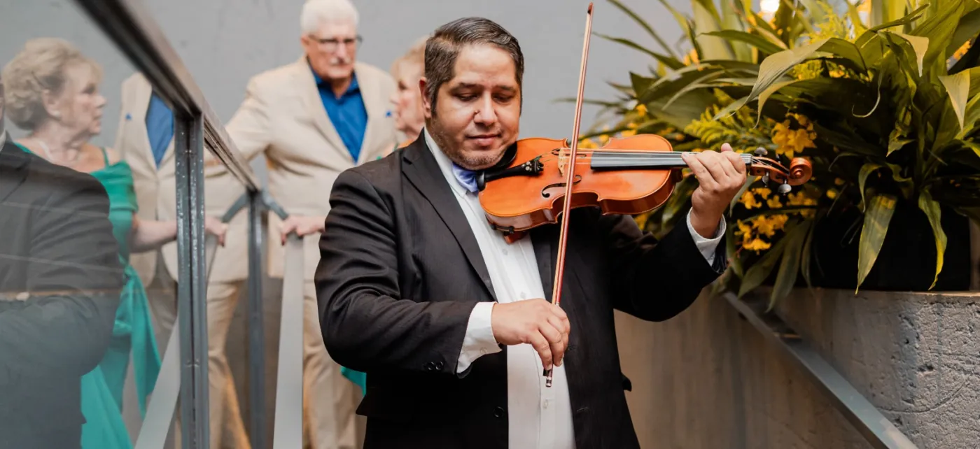 Violinista da Orquestra Sublime em apresentação