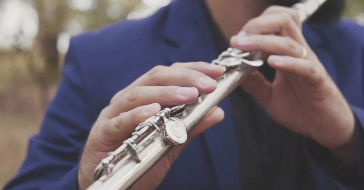 Instrumentista tocando flauta em apresentação solo