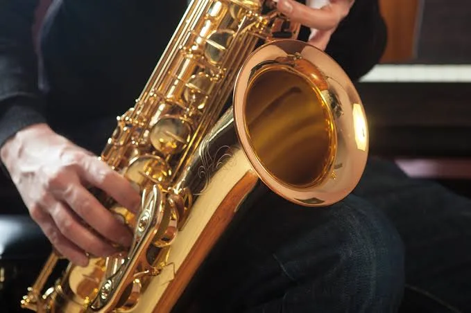 Detalhe de saxofone em apresentação da Orquestra Sublime