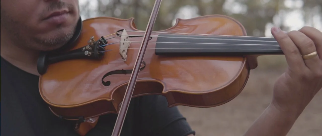 Violinista durante apresentação musical ao ar livre