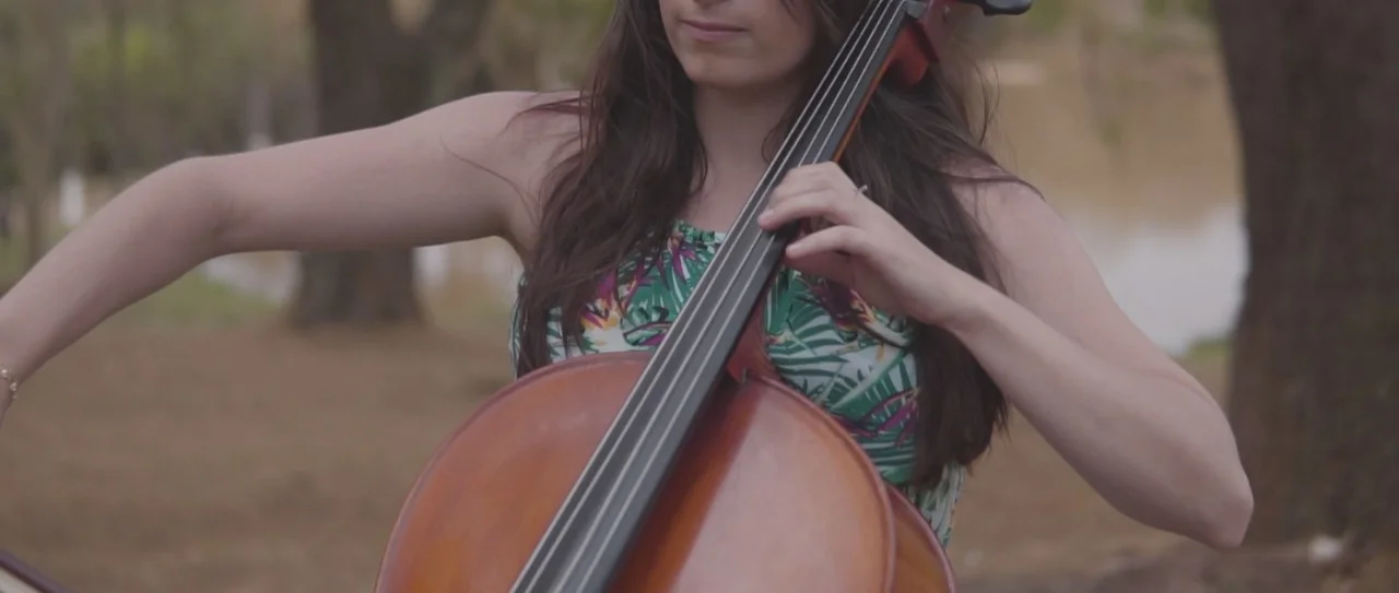 Violoncelista durante apresentação musical ao ar livre
