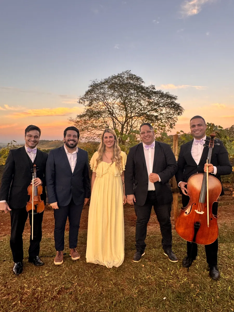Músicos da Orquestra Sublime com convidada ao pôr do sol