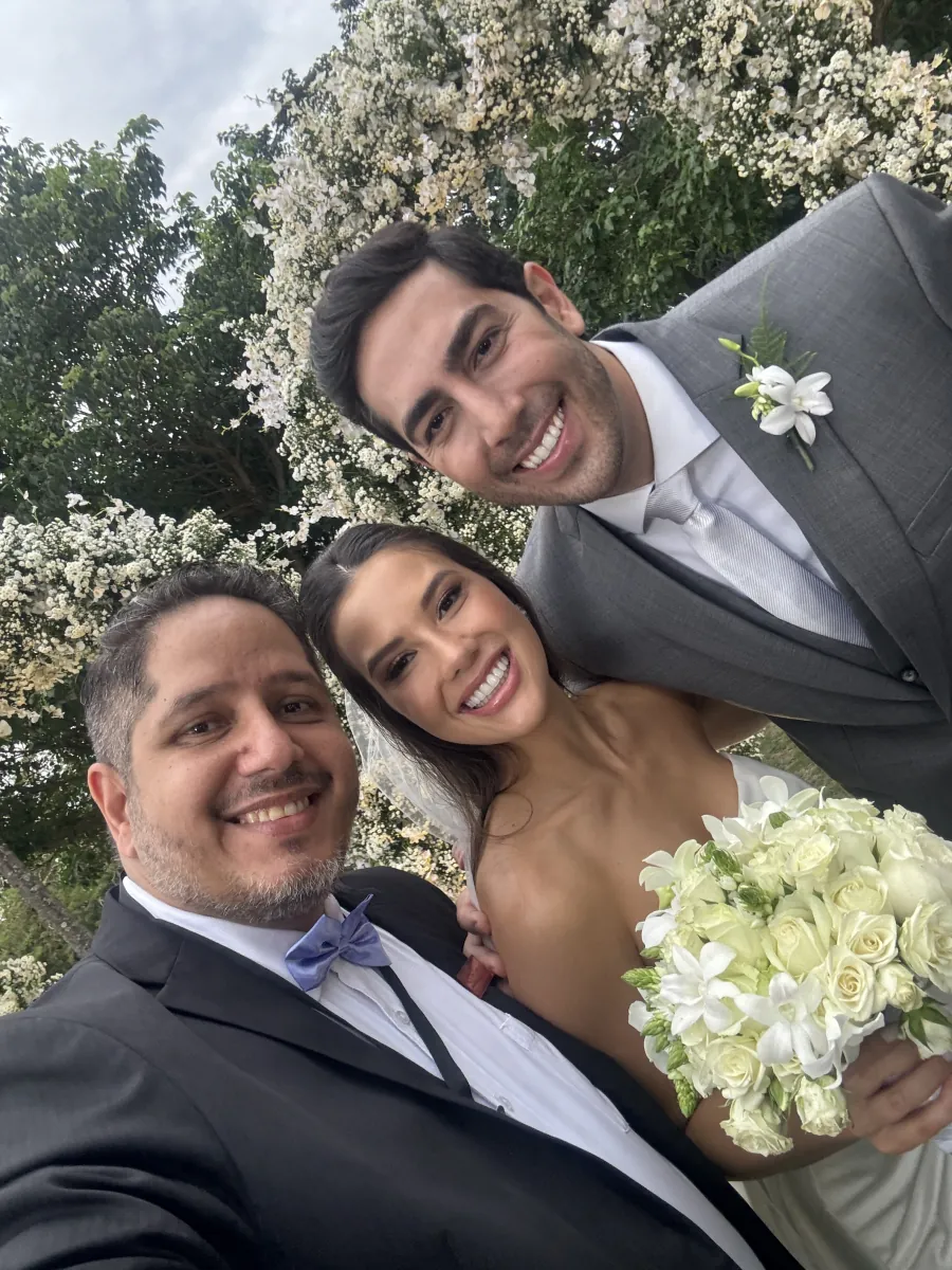 Noivos e músicos registrando uma selfie no casamento