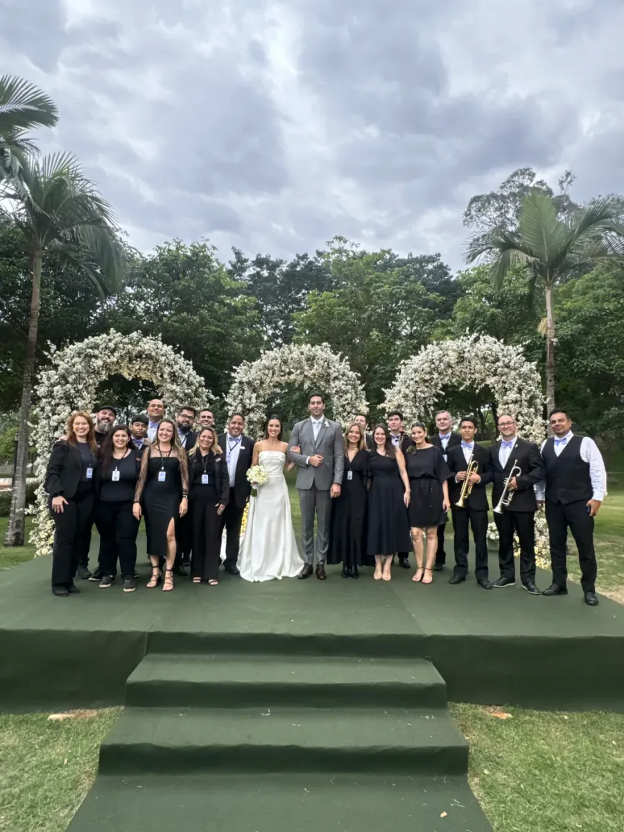 Noivos reunidos com a Orquestra Sublime após a cerimônia