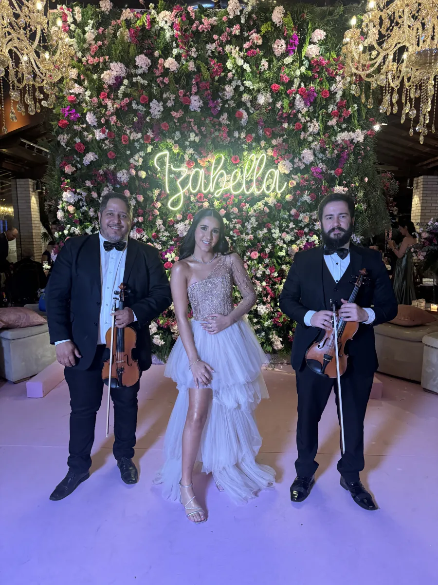 Debutante acompanhada por músicos da Orquestra Sublime