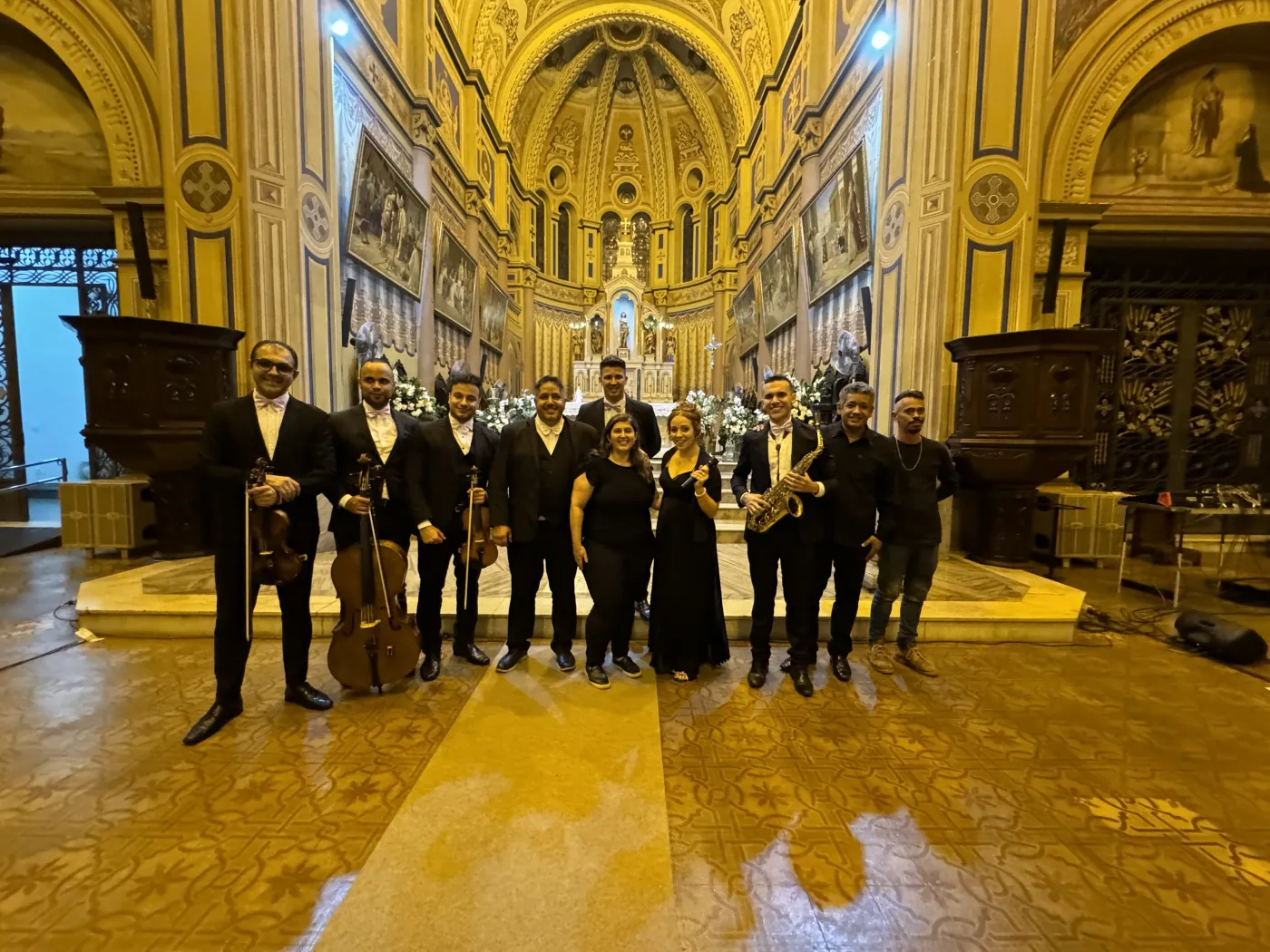 Orquestra Sublime reunida no interior de uma igreja