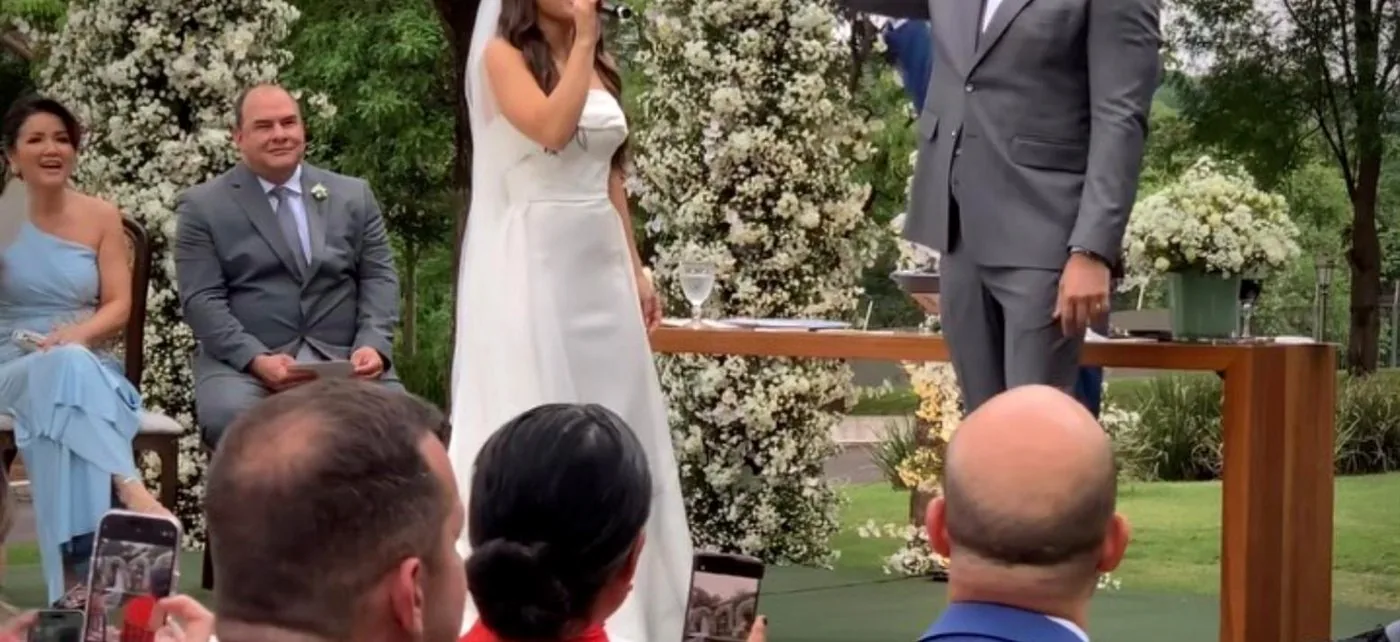 Cerimônia de casamento sob arco de flores