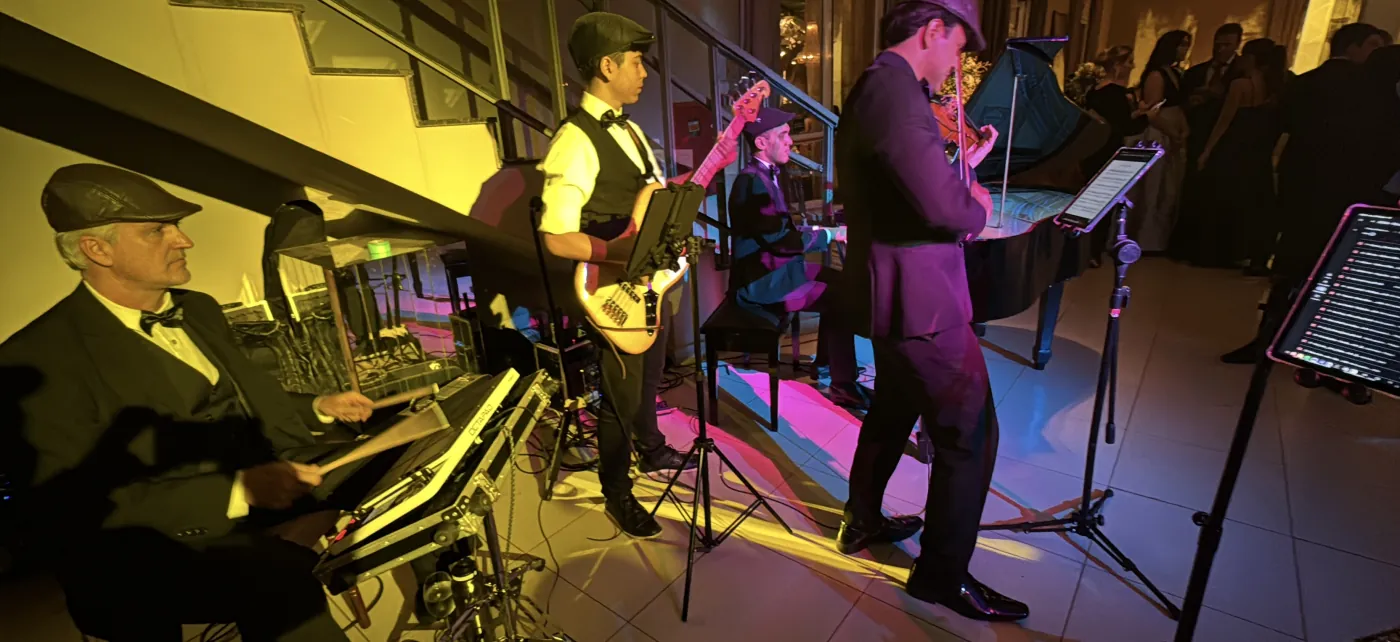 Músicos da Orquestra Sublime em apresentação musical durante uma celebração