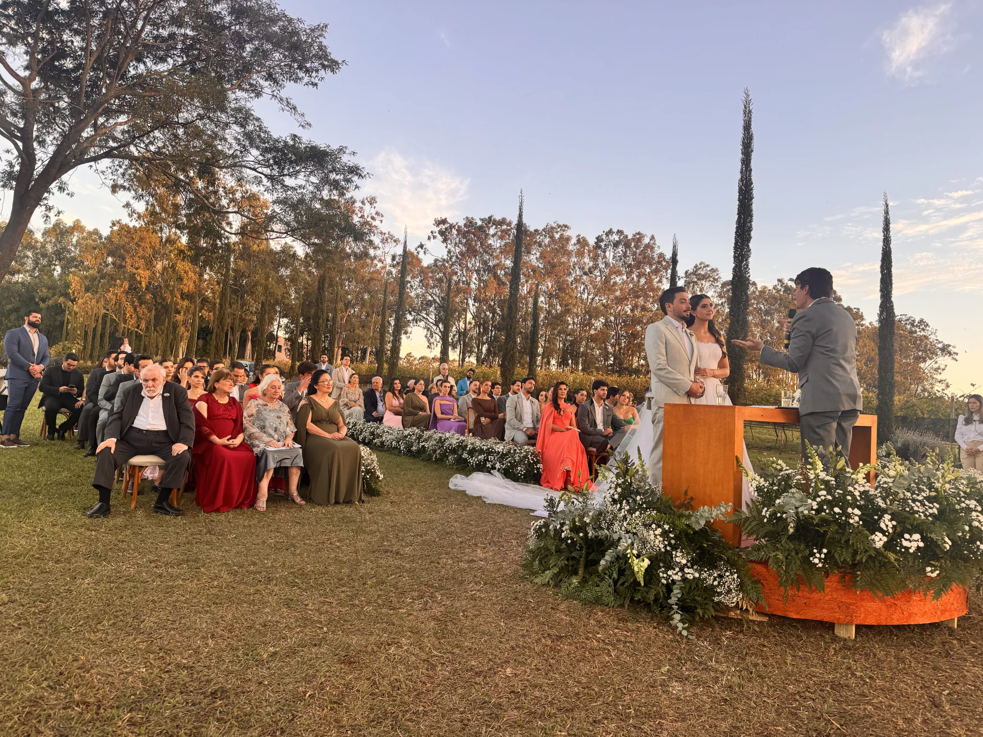 Cerimônia de casamento ao ar livre durante o pôr do sol