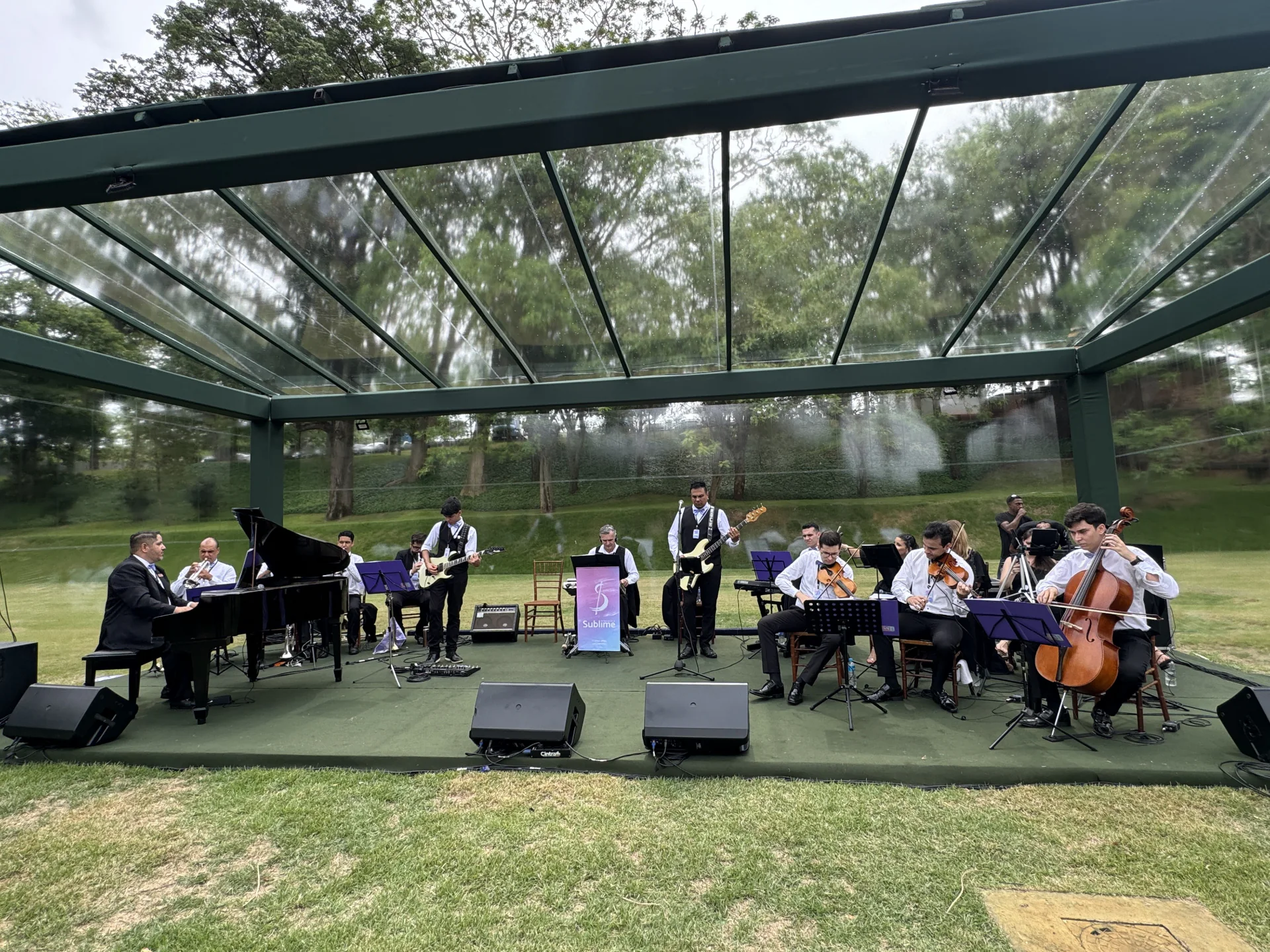 Orquestra Sublime tocando ao vivo em espaço de eventos