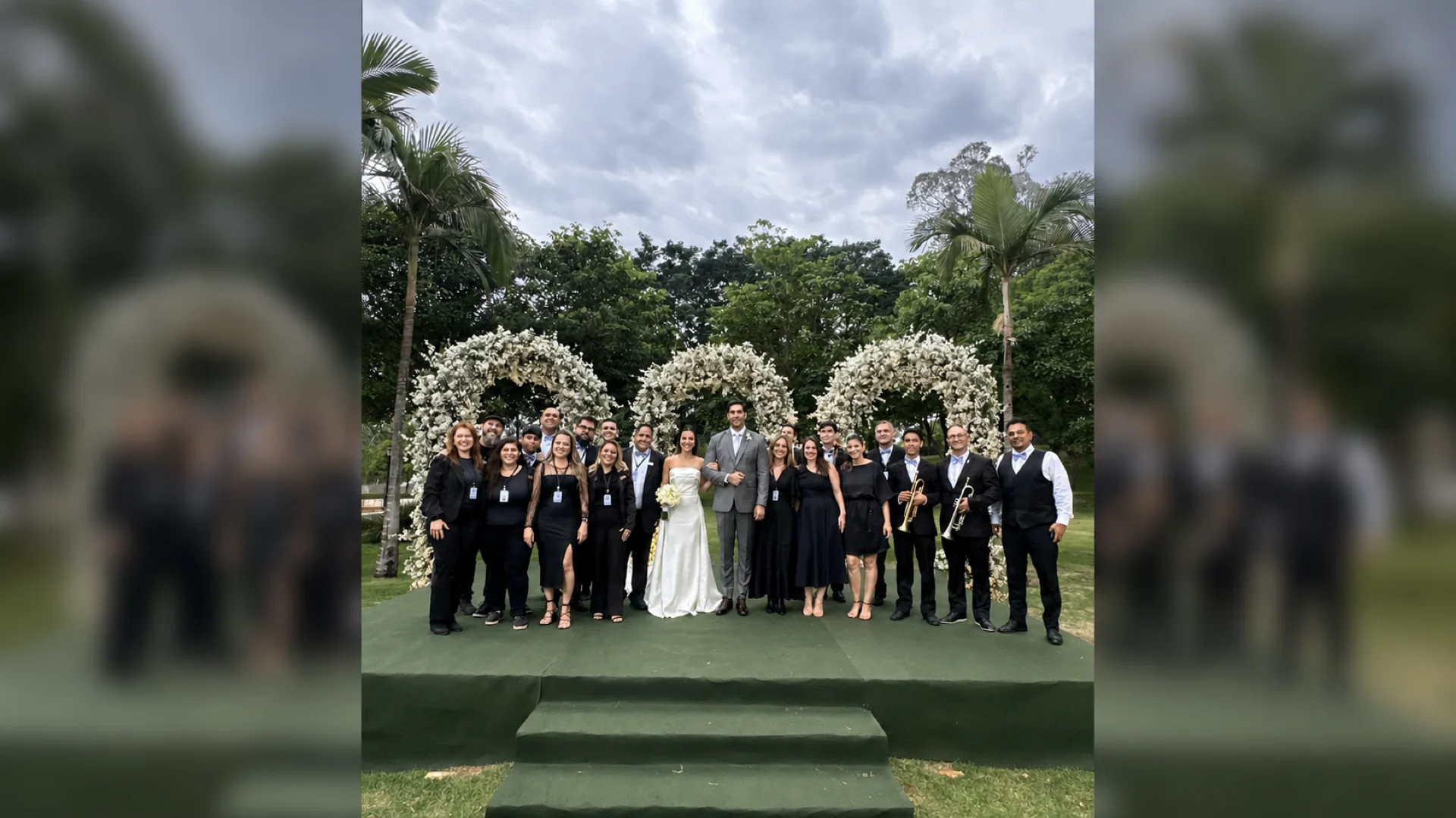 Noivos e equipe da Orquestra Sublime reunidos após a cerimônia